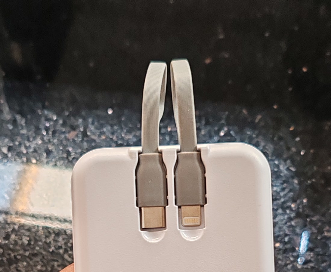 الكابلان الخارجان من الغلاف عن قرب: رأس Type-C ورأس Lightning.